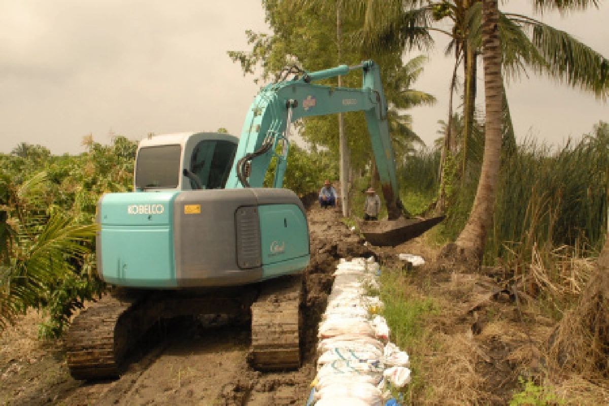 คนสุพรรณฯเร่งทำแนวคันกันน้ำท่วมสวน