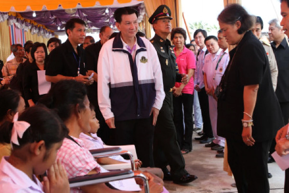 สมเด็จพระเทพฯทรงเยี่ยมผู้ประสบภัยอยุธยา