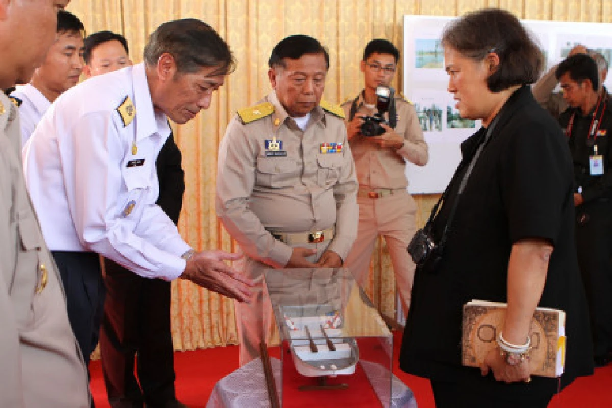 สมเด็จพระเทพฯทรงเยี่ยมผู้ประสบภัยอยุธยา