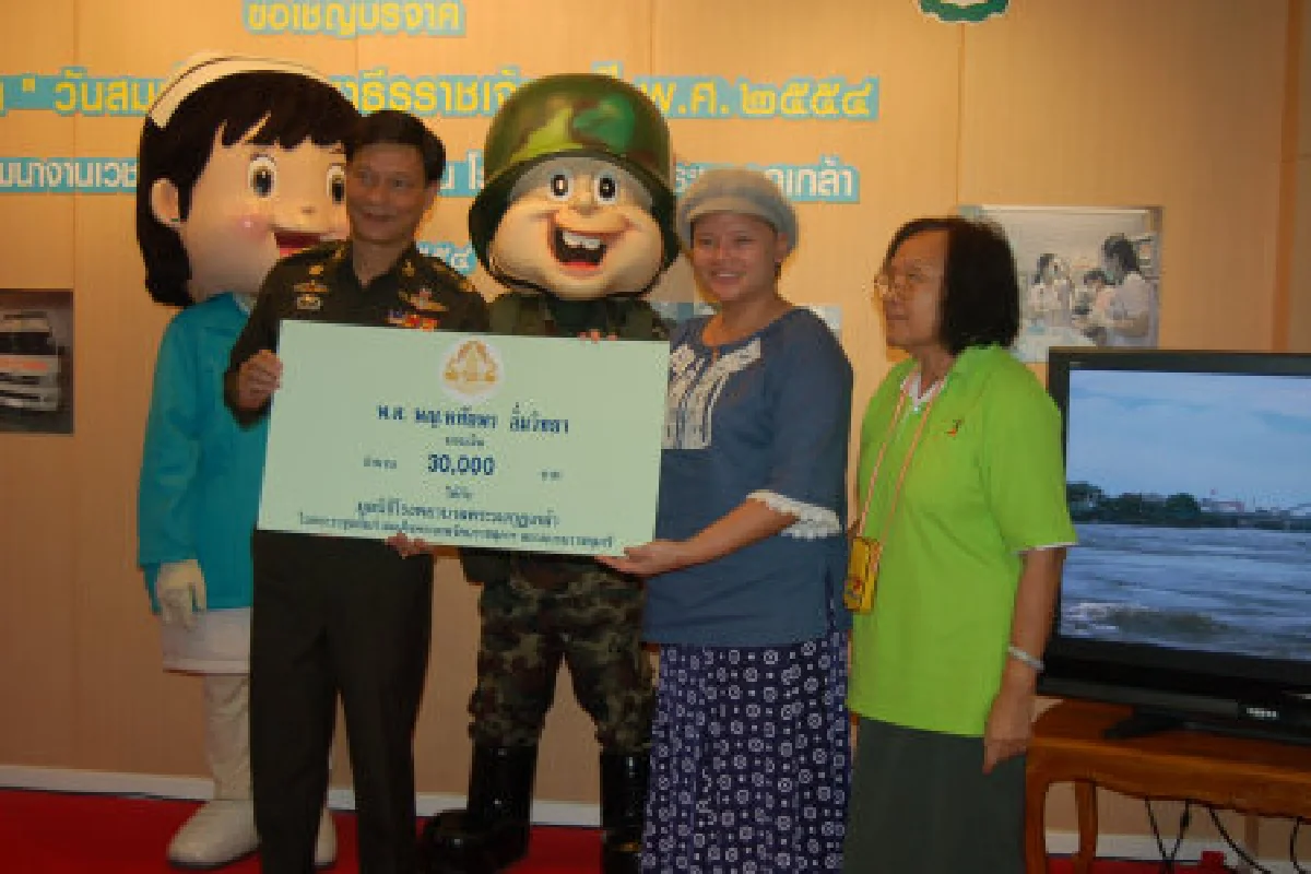 หมอมุกมอบเงิน3หมื่นช่วยน้ำท่วม