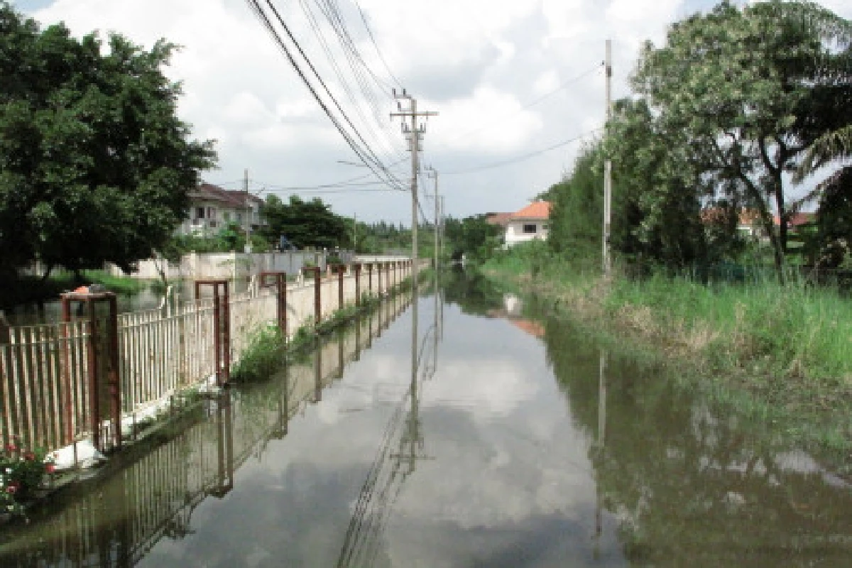 ชาวลาดกระบังรับสภาพน้ำท่วมเพิ่ม