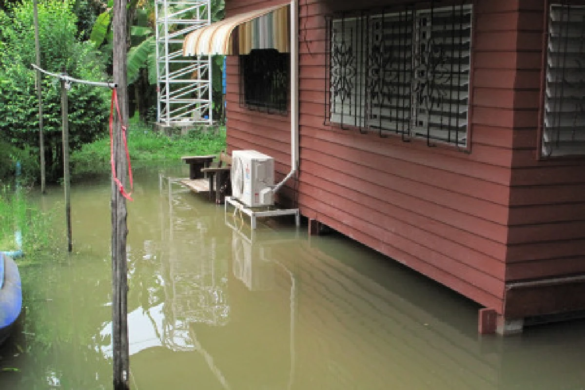 ชาวลาดกระบังรับสภาพน้ำท่วมเพิ่ม