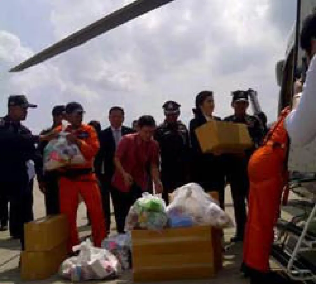 ส่งฮ.10ลำขนสบียงช่วยคนอยุธยา