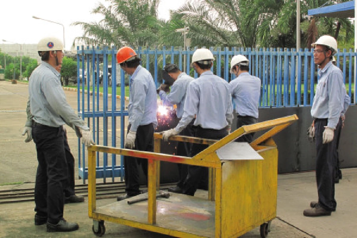 นิคมลาดกระบังเร่งสร้างแนวกั้นน้ำ