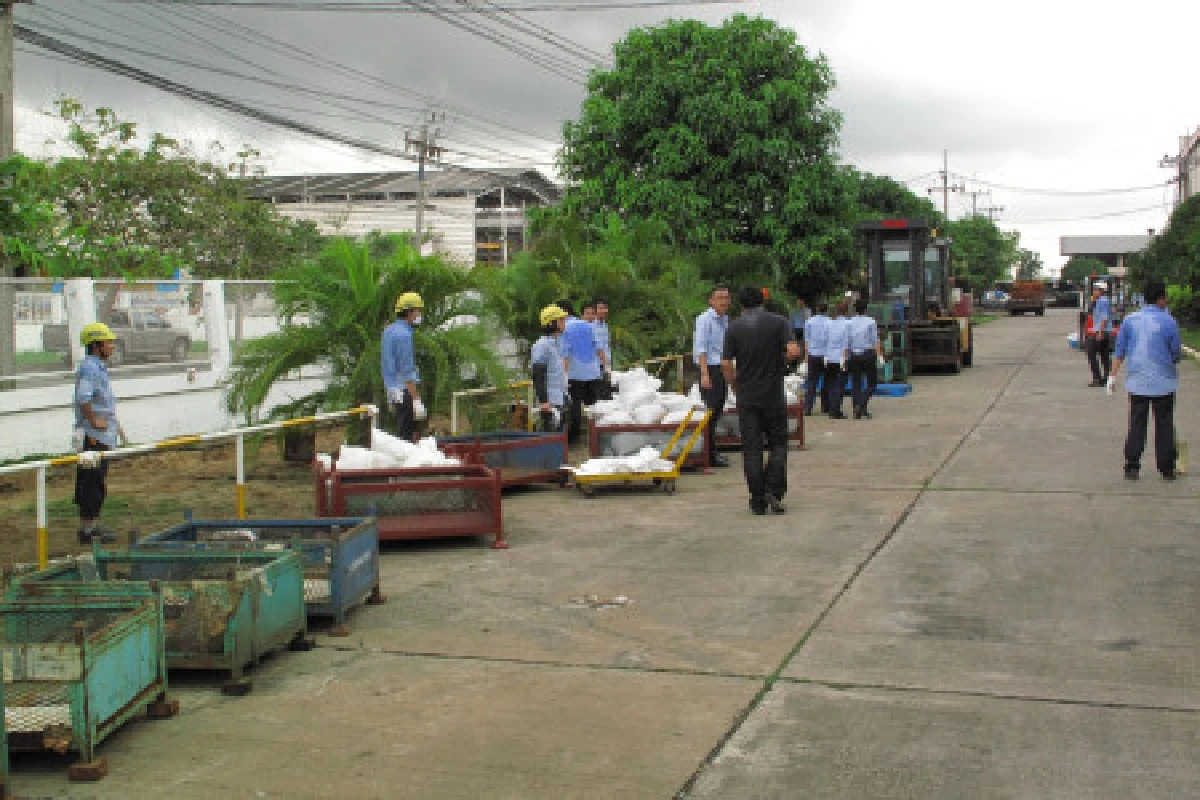 นิคมลาดกระบังเร่งสร้างแนวกั้นน้ำ