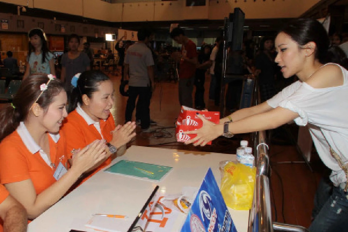 เอมควงคู่หมั้นร่วมแพ็คของช่วยน้ำท่วม