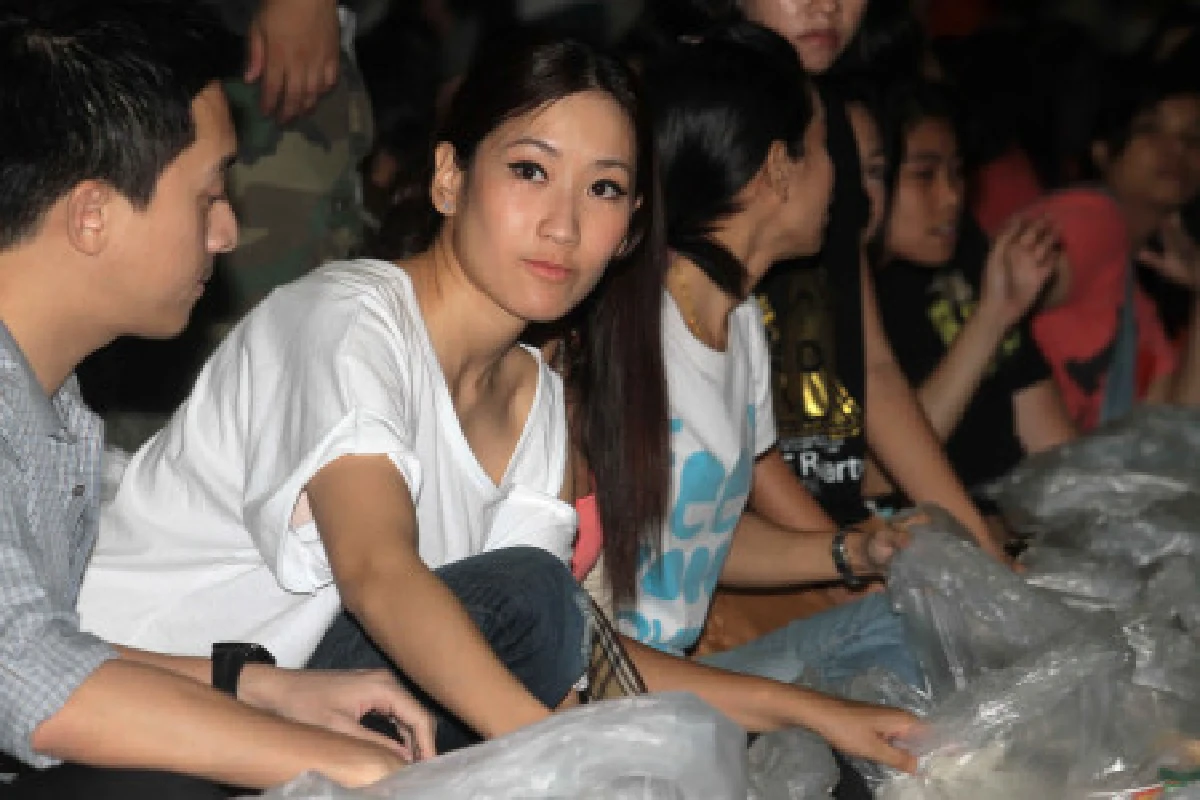 เอมควงคู่หมั้นร่วมแพ็คของช่วยน้ำท่วม