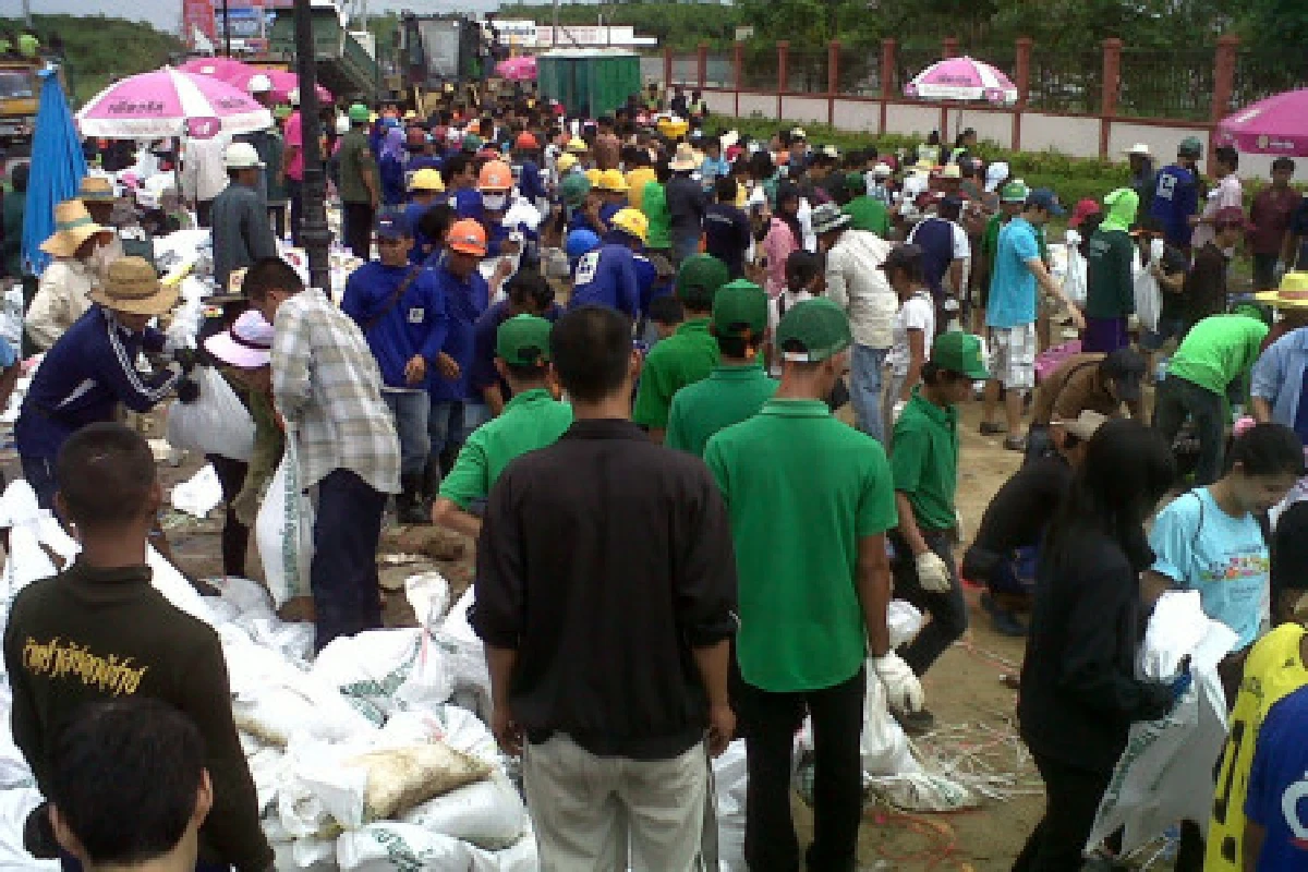 คนกรุงรวมพลังบรรจุทรายป้องเมือง