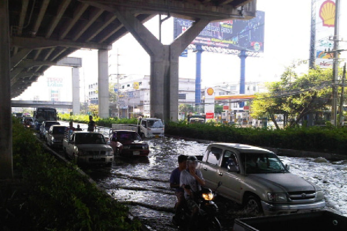 รังสิตน้ำท่วมสูง-จราจรติดขัดหนัก
