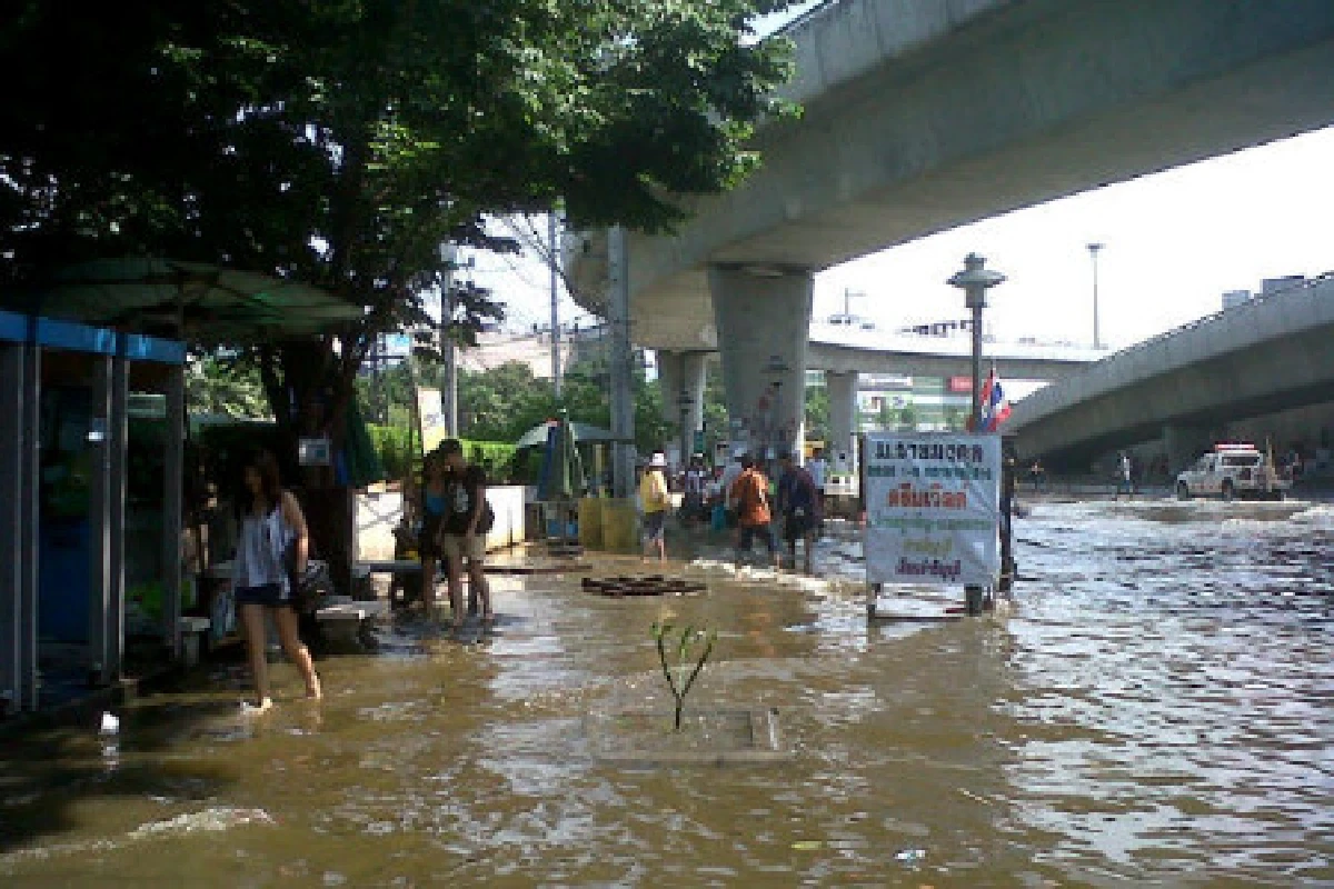 รังสิตน้ำท่วมสูง-จราจรติดขัดหนัก
