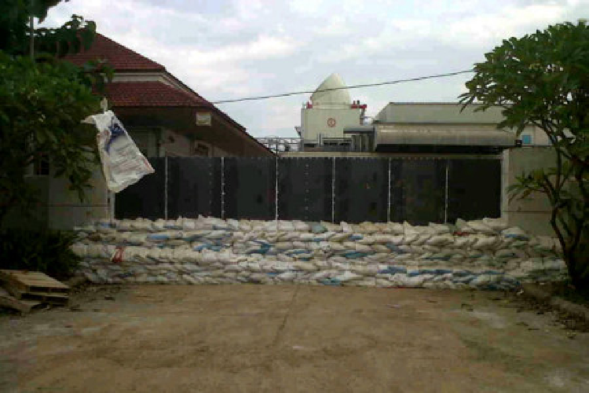 นิคมฯลาดกระบังเร่งเสริมคันกั้นน้ำ นิคมฯลาดกระบังเร่งเสริมคันกั้นน้ำ
