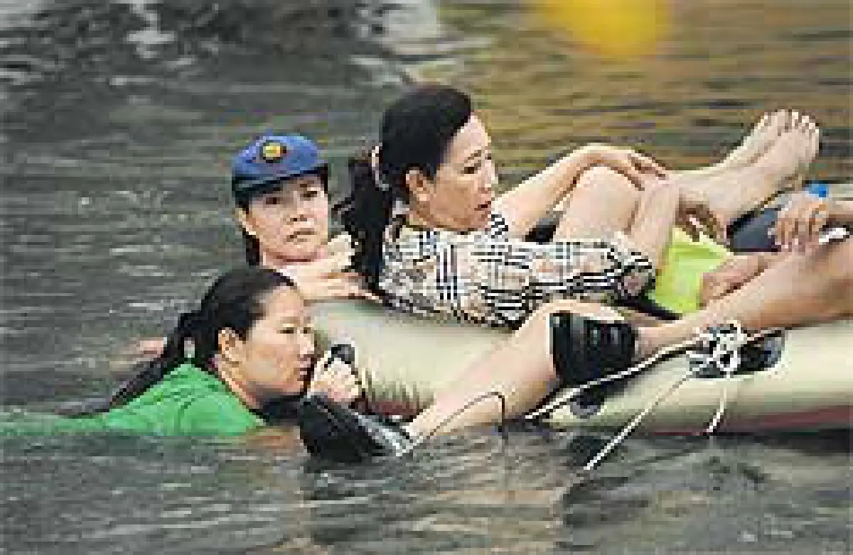 บางบัวทองจมบาดาลสูง2เมตรติดค้างเพียบ-ขาดแคลนเรืออพยพ