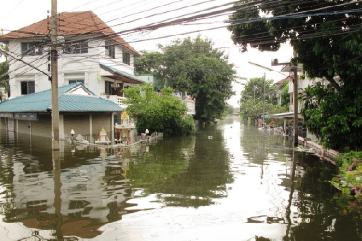 เหยื่อน้ำท่วมปทุมฯนับหมื่นรออพยพ