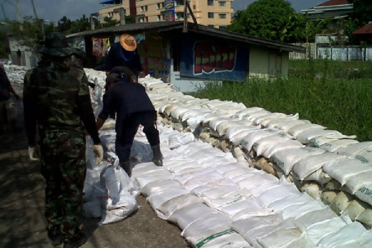 ชุมชนริมคลองสองสายไหมเริ่มท่วมแล้ว