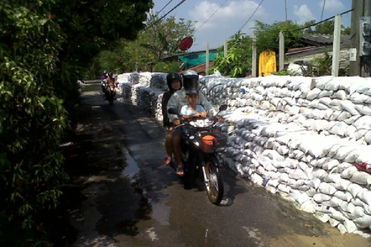 ชุมชนริมคลองสองสายไหมเริ่มท่วมแล้ว