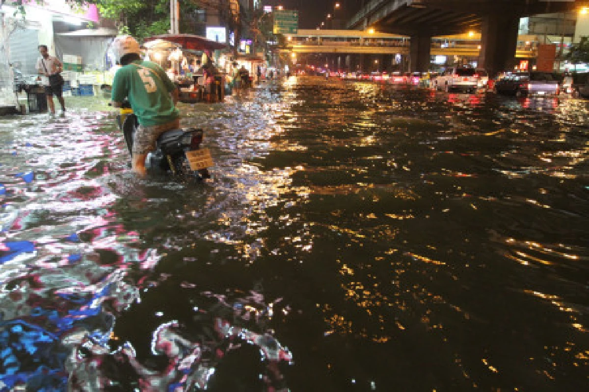 เจ้าพระยาล้นคันกั้นท่วมกทม.หลายจุด