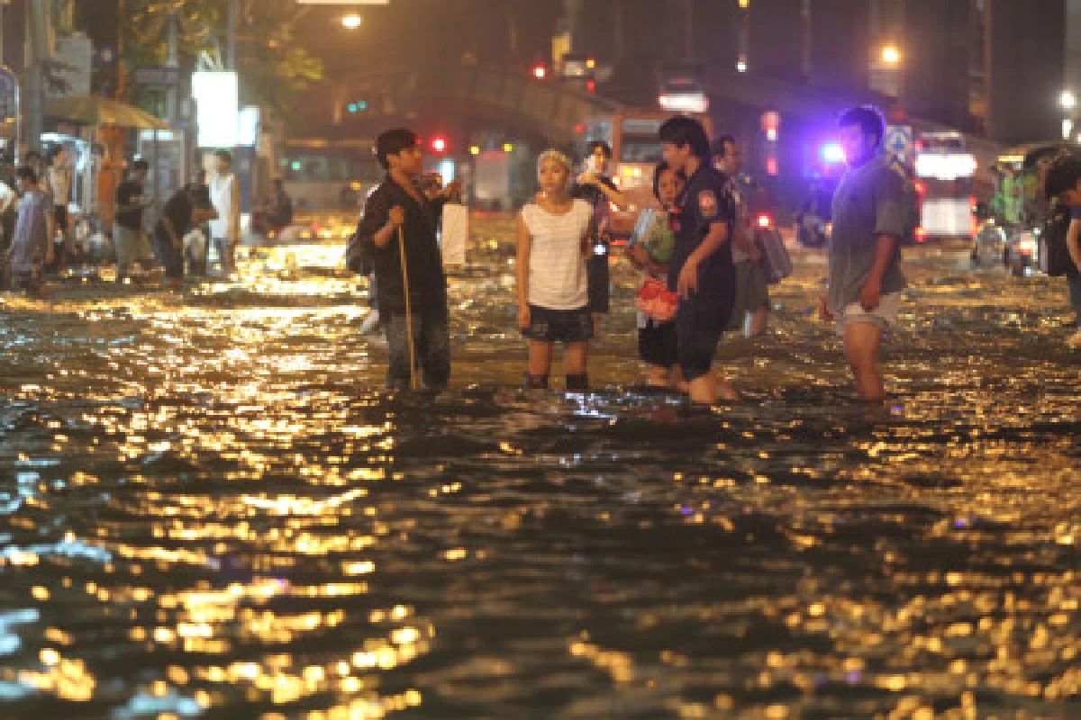 เจ้าพระยาล้นคันกั้นท่วมกทม.หลายจุด