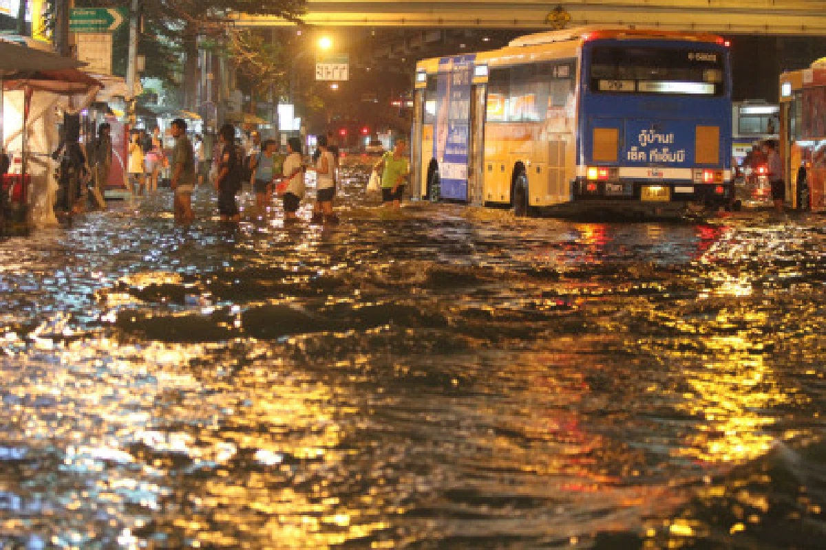 เจ้าพระยาล้นคันกั้นท่วมกทม.หลายจุด
