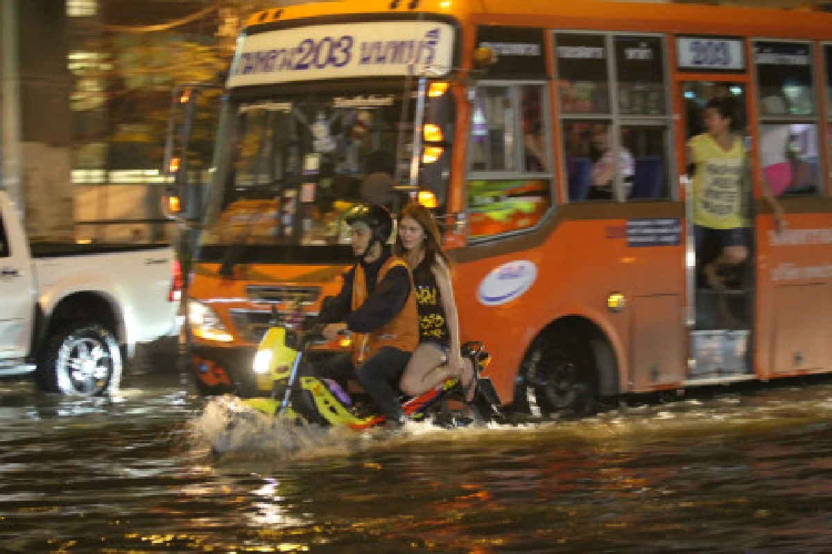 เจ้าพระยาล้นคันกั้นท่วมกทม.หลายจุด