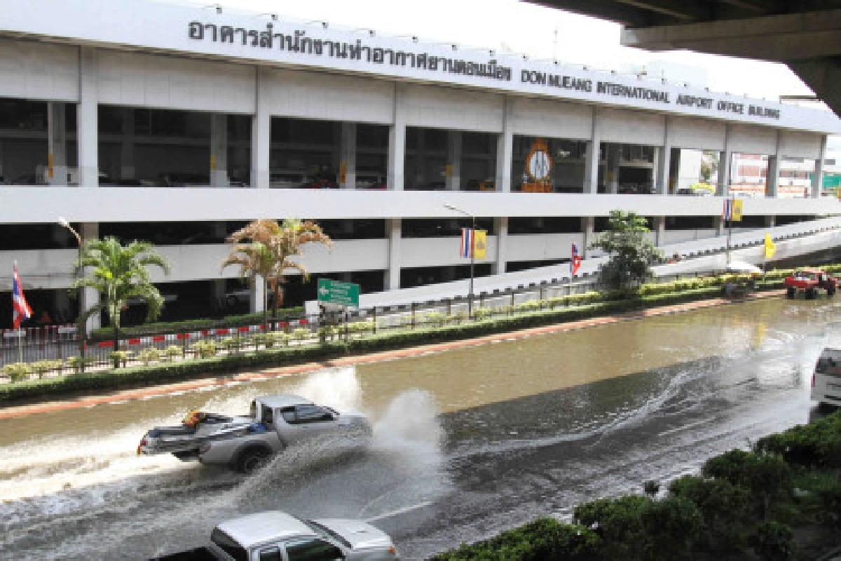 ตร.เผยเส้นทางถูกน้ำท่วมย่านดอนเมือง