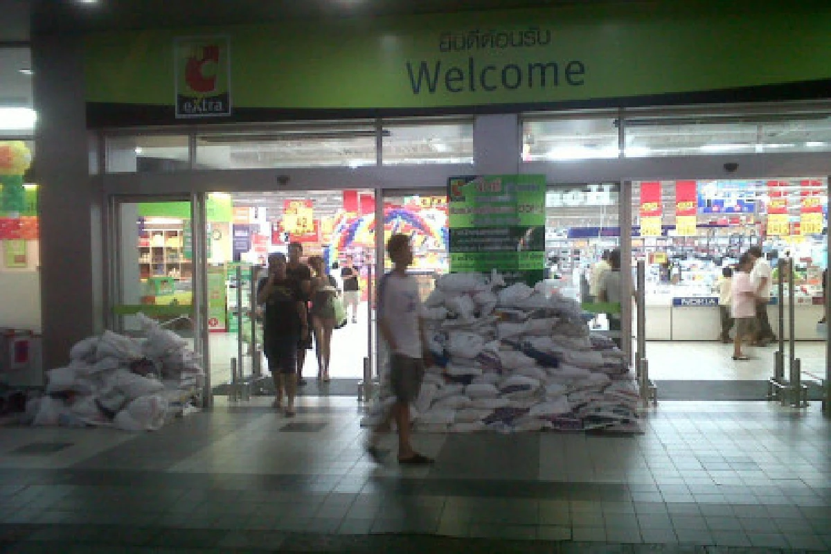 ห้างย่านลาดพร้าวเตรียมรับมือน้ำ