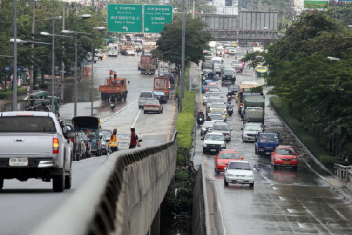 เจ้าพระยาล้นคันกั้นท่วมกทม.หลายจุด