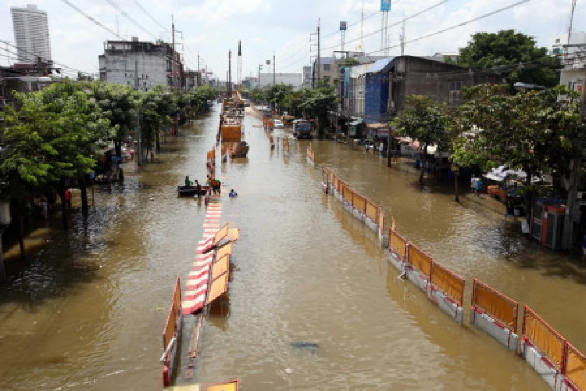 ปิ่นเกล้า-บางพลัดอ่วมหน้าวัดพระแก้วท่วม