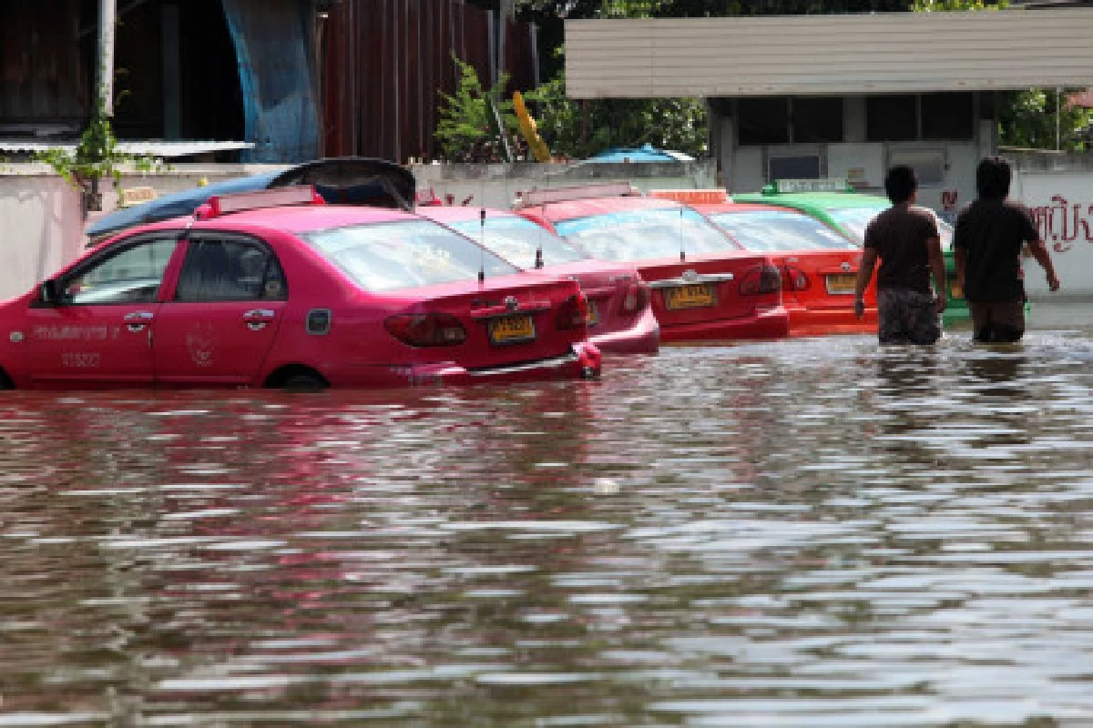 ปิ่นเกล้า-บางพลัดอ่วมหน้าวัดพระแก้วท่วม