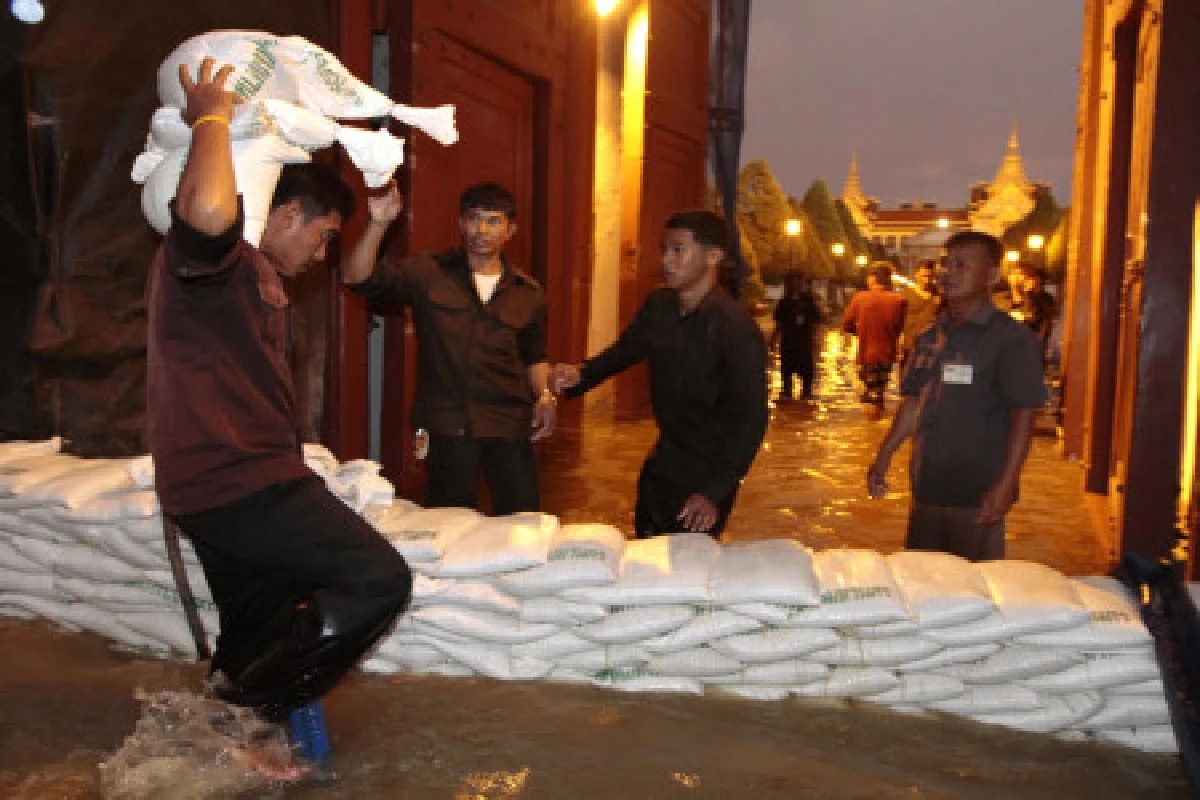 ปิ่นเกล้า-บางพลัดอ่วมหน้าวัดพระแก้วท่วม