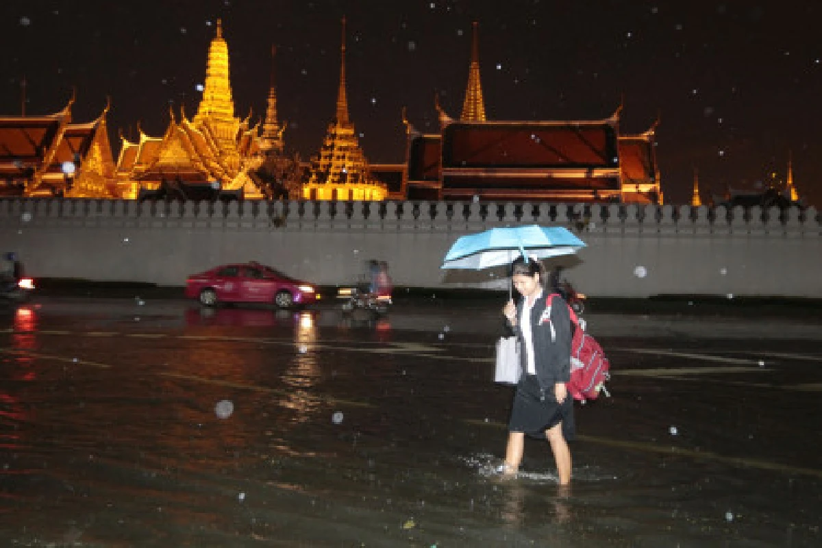 ปิ่นเกล้า-บางพลัดอ่วมหน้าวัดพระแก้วท่วม