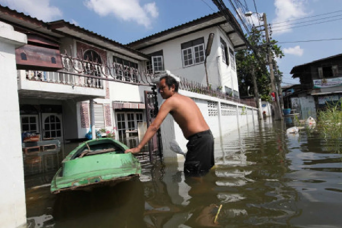 ปิ่นเกล้า-บางพลัดอ่วมหน้าวัดพระแก้วท่วม