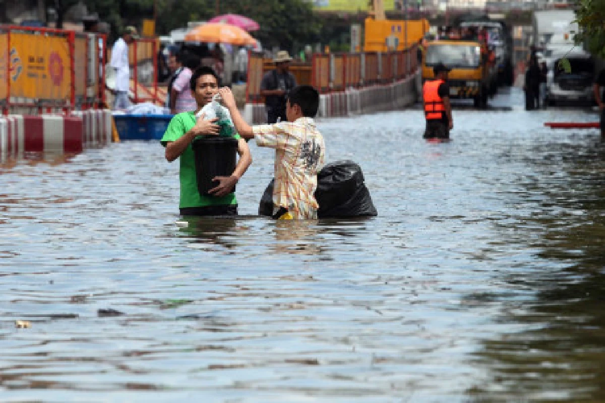 ปิ่นเกล้า-บางพลัดอ่วมหน้าวัดพระแก้วท่วม