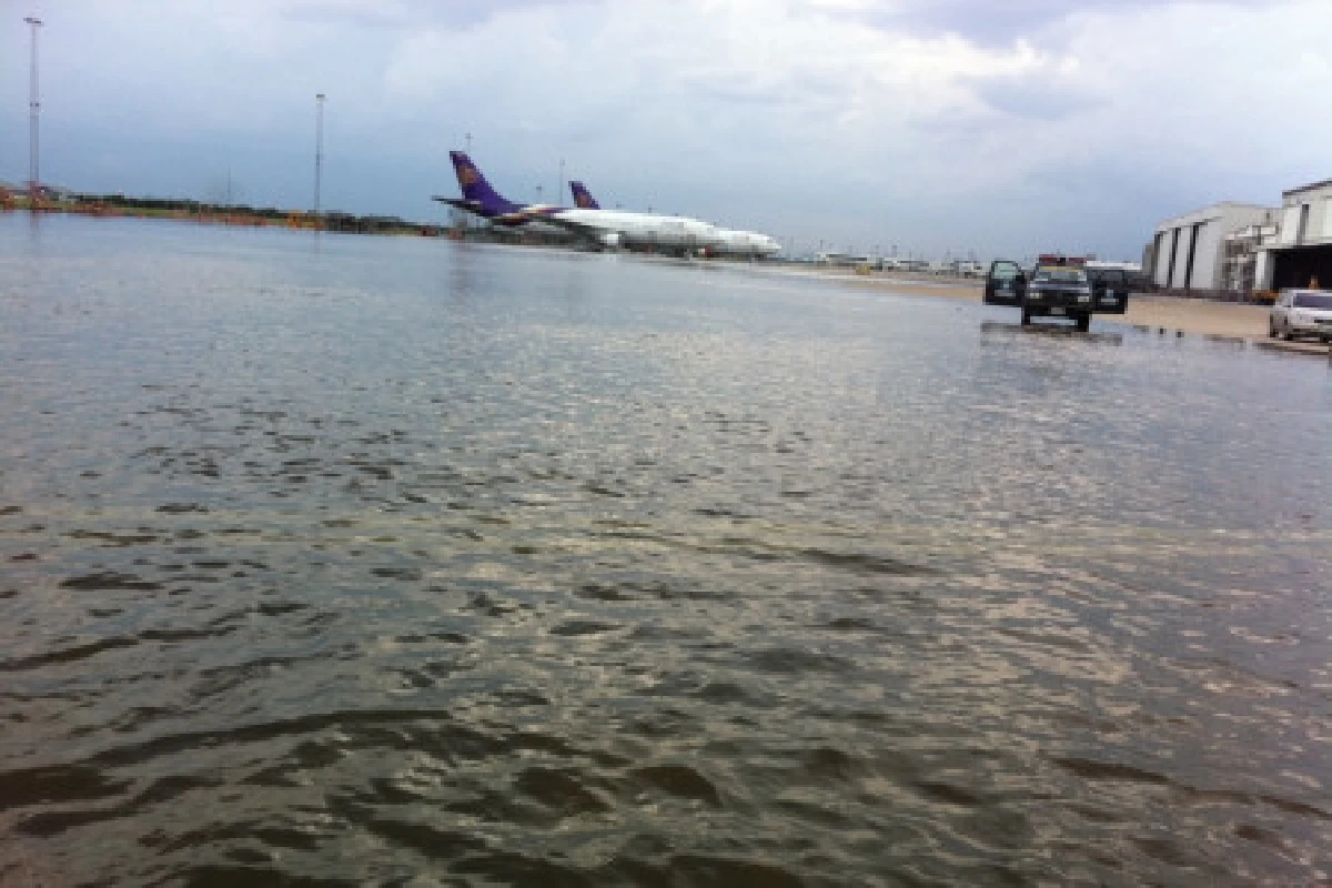 น้ำทะลักดอนเมือง-รันเวย์ท่วม