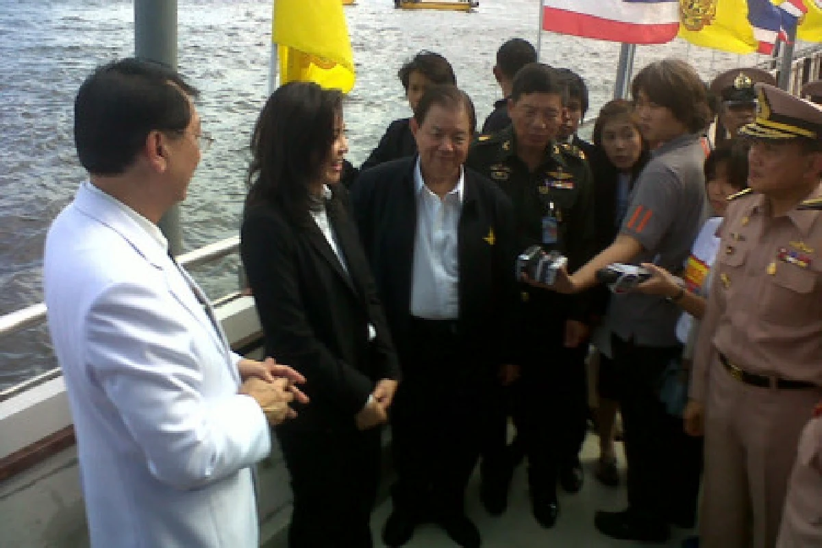 ทัพเรือระดมกระสอบทรายป้องกันศิริราช