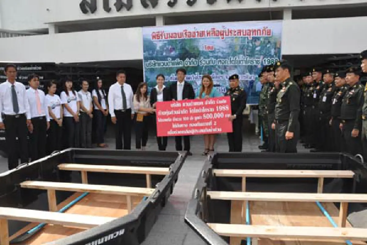 ทภ.2รับมอบเรือท้องแบนช่วยน้ำท่วม