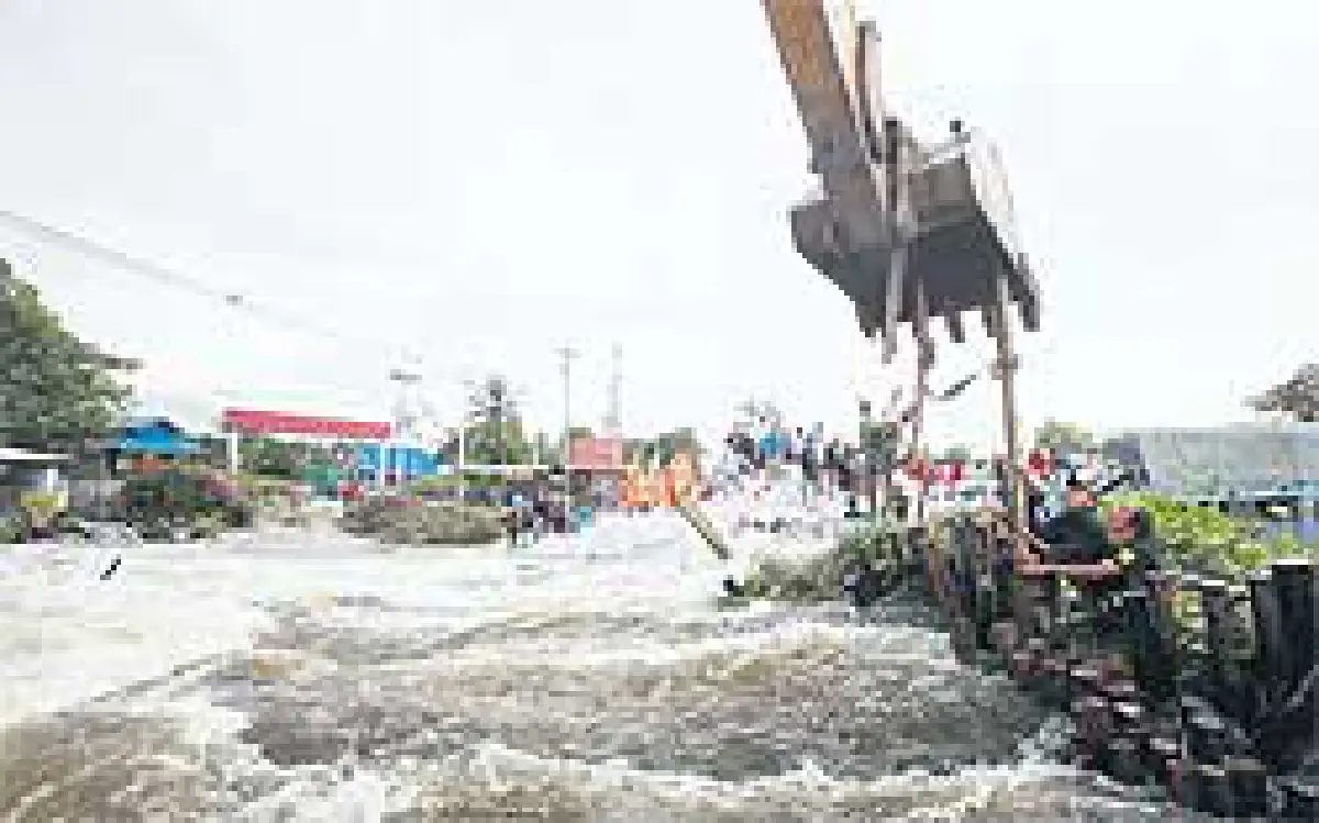 ทางรอด...สุดท้าย เจาะถนนระบายน้ำ