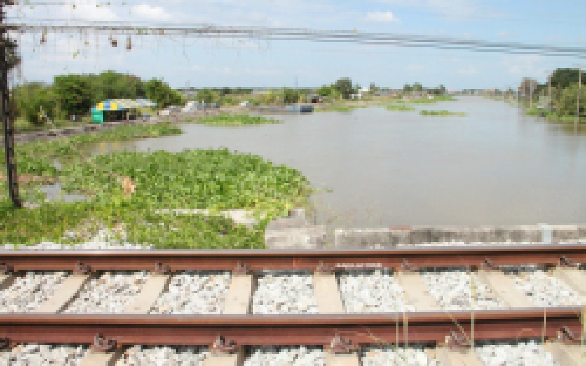 ชาวบ้านแนะศปภ.เบิกทางเดินน้ำก่อนเจาะถนน