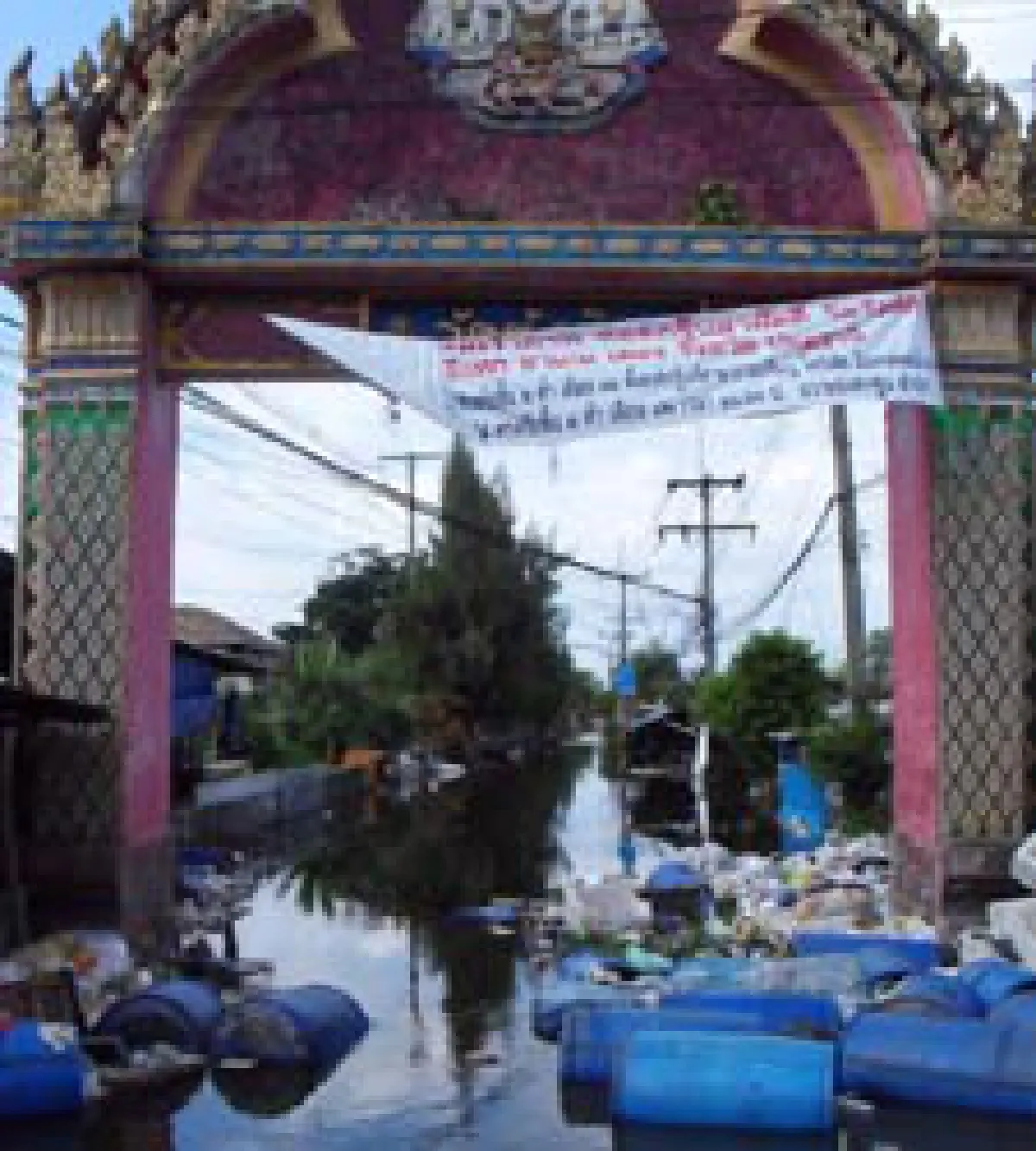 พังคันกั้นน้ำเน่าเมืองเอกทะลักคลองประปา