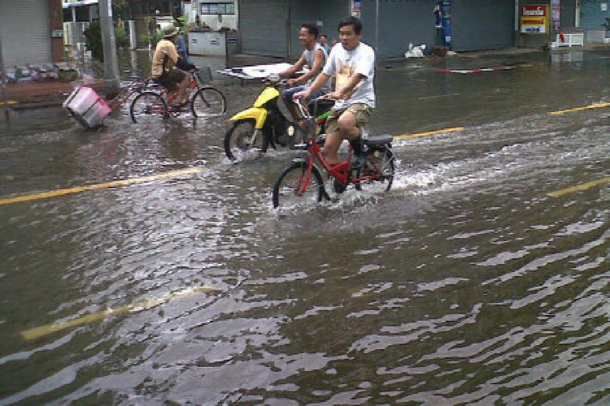 น้ำล้นคลองลาดพร้าว! น้ำล้นคลองลาดพร้าว!