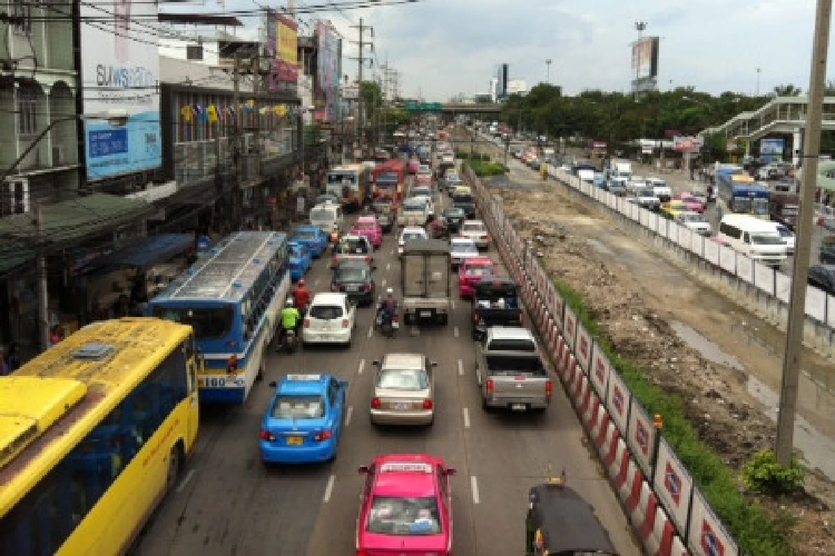 จุดขึ้นรถอพยพเดอะมอล์บางแคเงียบเหงา