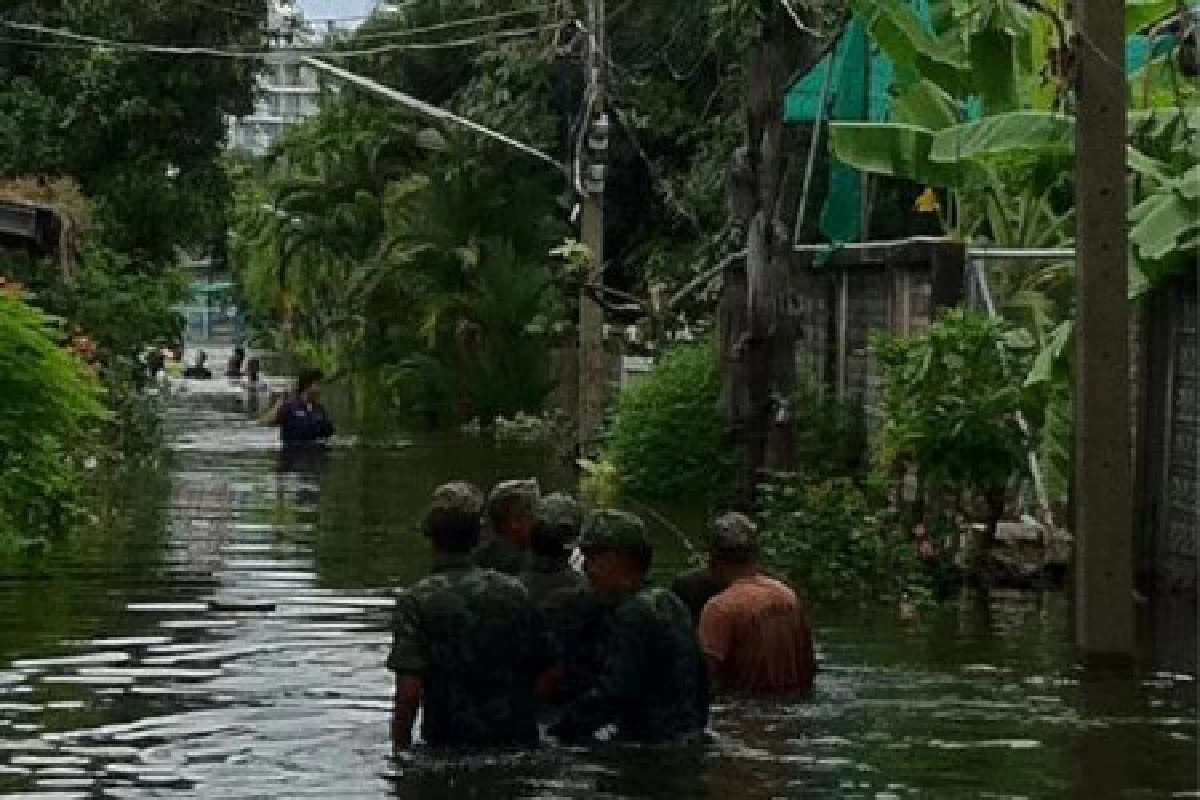 พนังคลองเตยแตกน้ำท่วมชุมชนสูง50ซม.