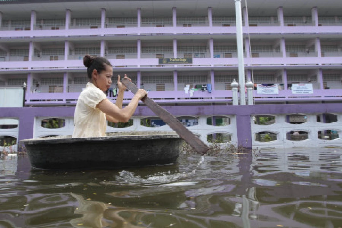 บรรเทาทุกข์น้ำท่วมประกันว่างงานช่วยแบ่งเบา