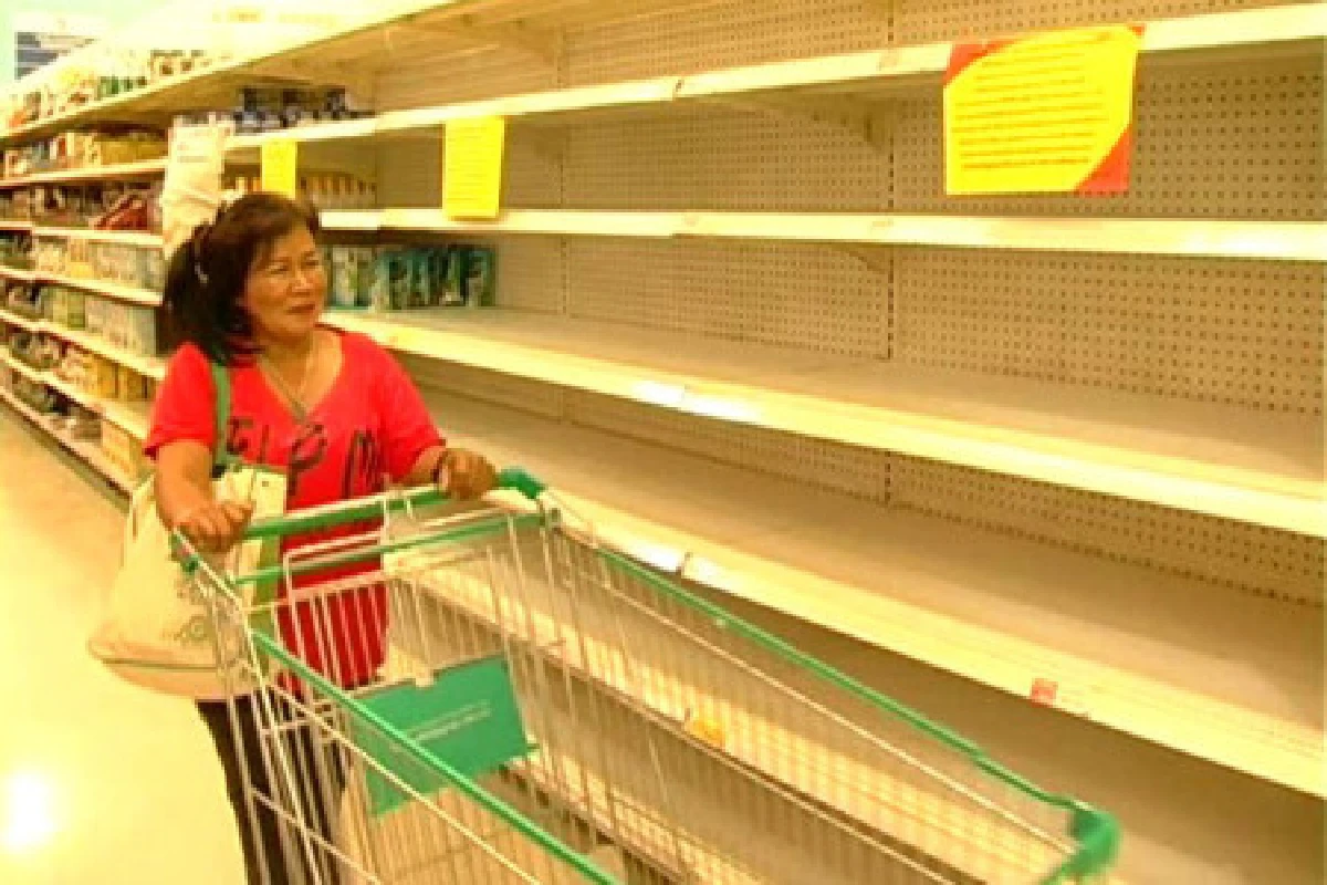 คนตรังแห่ซื้อสินค้าตุนหมดห้าง