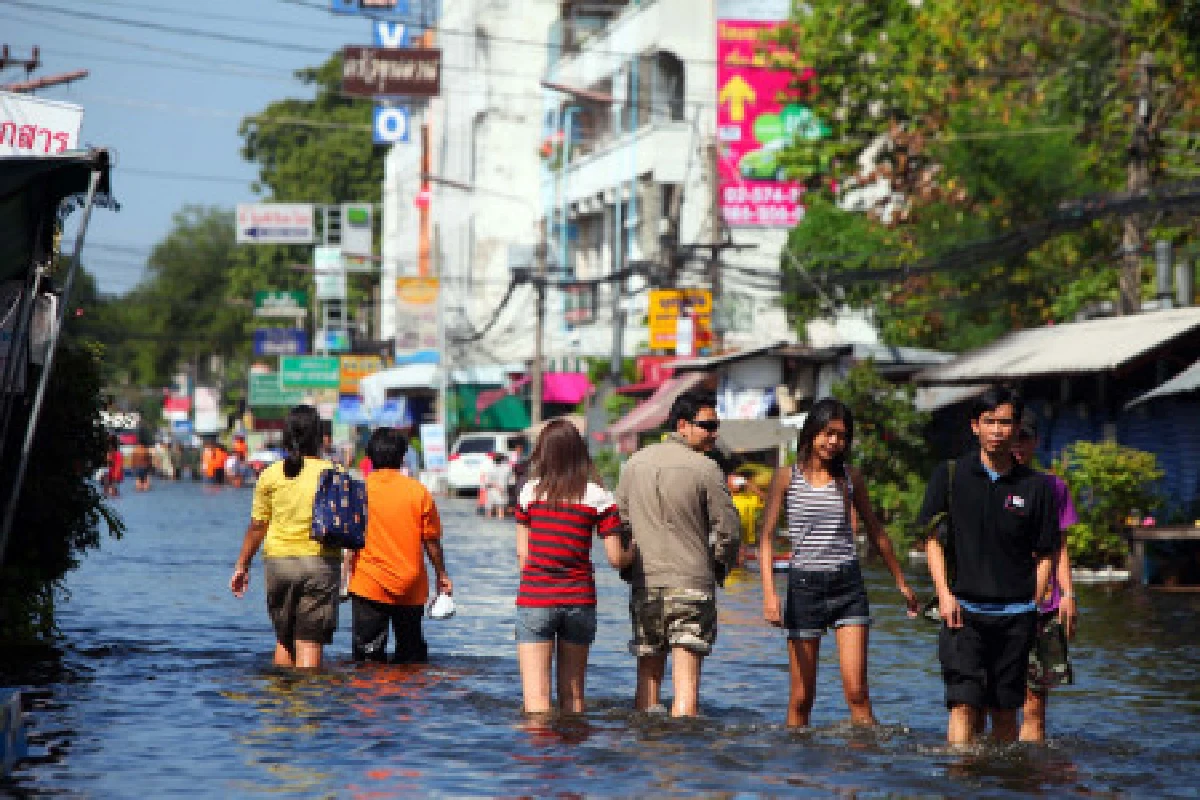 เจาะพนังกั้นคลองประปาระบายน้ำลงคลองบางเขน