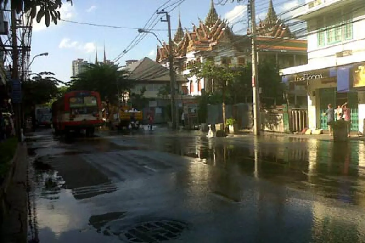 เจริญกรุงท่วม-พนังแตกซ้ำ2จุด