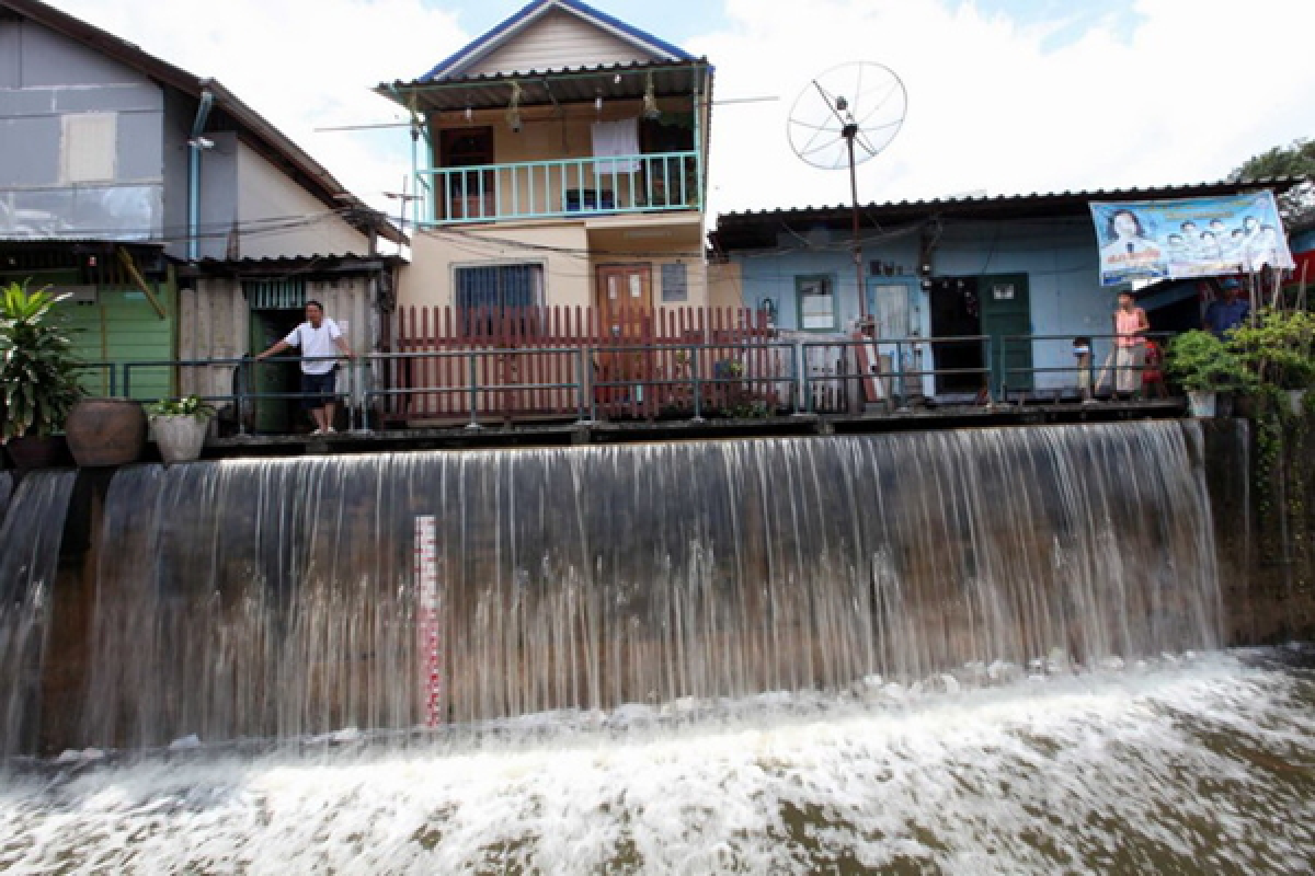 Angry residents complicating flood control