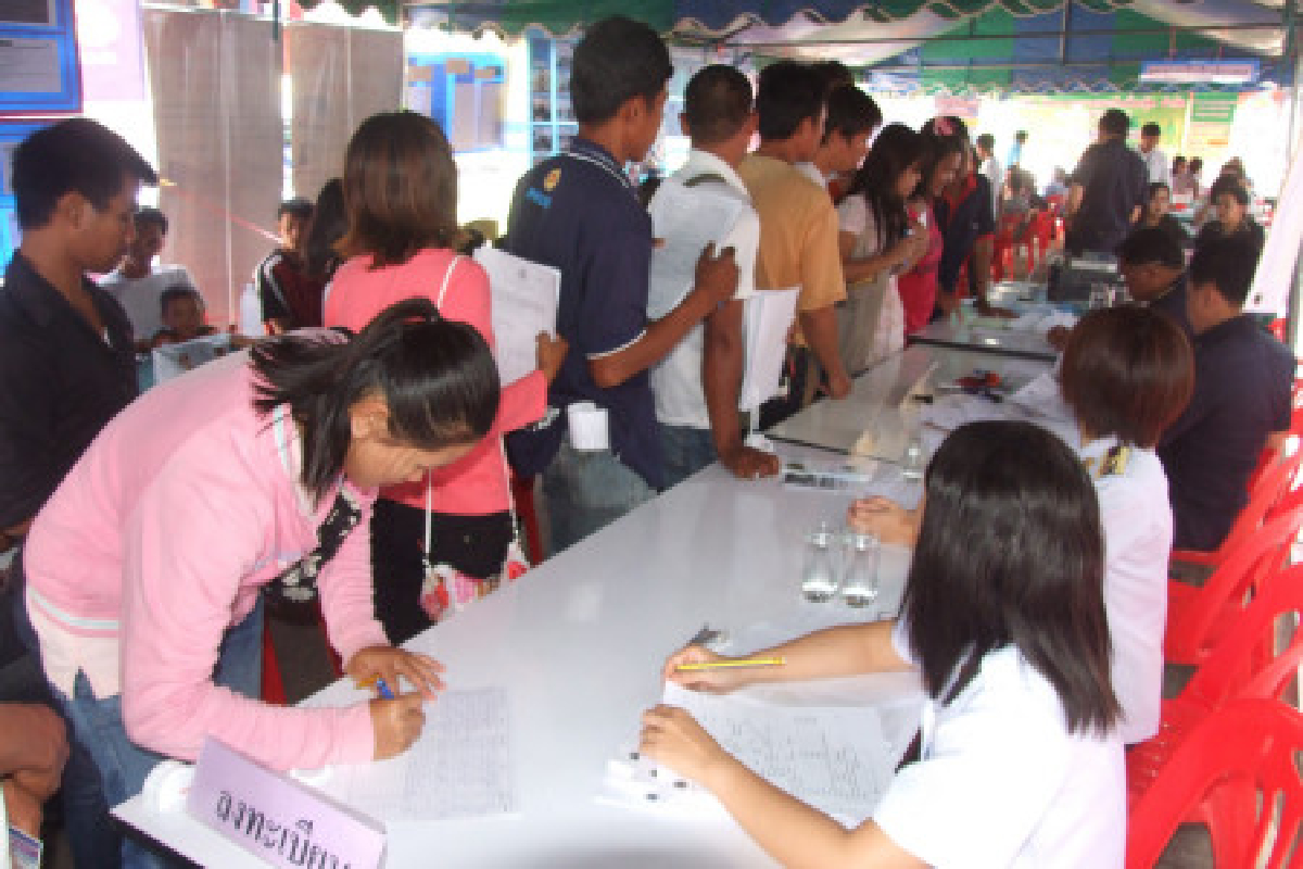 แรงงานน้ำท่วมแห่สมัครงานคึกคัก แรงงานน้ำท่วมแห่สมัครงานคึกคัก
