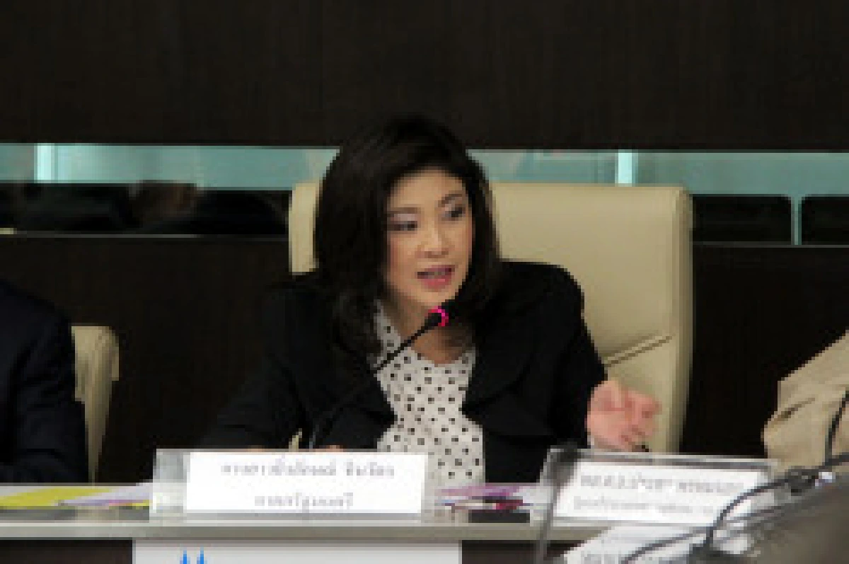 ครม.ปรบมือให้กำลังใจยิ่งลักษณ์