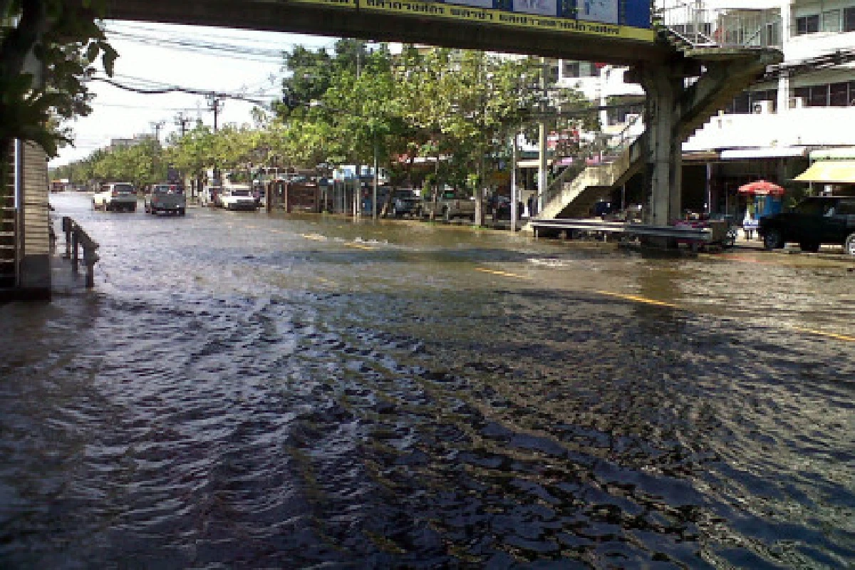 ลาดปลาเค้าเริ่มท่วม-รามอินทราน้ำสูง