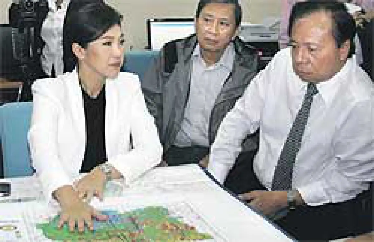ขนกระสอบทรายยักษ์กั้นน้ำรังสิตป้องเขตเมืองกรุงชั้นใน